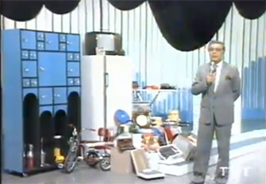 Stüdyo Pazar - Cenk Koray meşhur Kutu Oyunu'nu oynuyor. Sunulan hiçbir alternatifi beğenmeyen insanlara, 'O zaman kutunu açıyoruz' deyişi bu oyundan çıkmıştır.