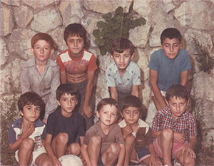 Zonguldak Akademi Lojmanları 1980 - Alt sırada soldan ikinciyim, 9 yaşındayım