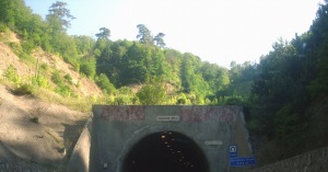 Dorukhan Tüneli - Bu tünel yapılmadan önce, tepede görülen yamaçların arasından dapdaracık bir yol geçiyodu.