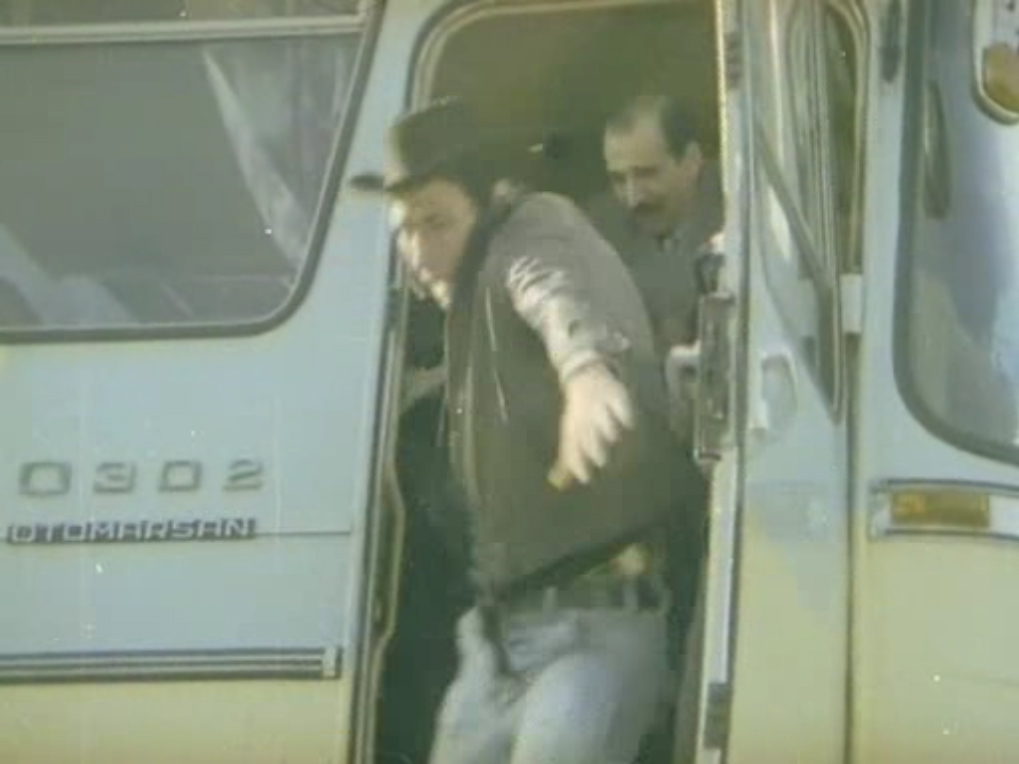 Korkusuz Korkak Filminden Bir Kare - Otobüs yolcuları Kemal Sunal'ı manuel kapılı bir O302'den tekme tokat kovuyor