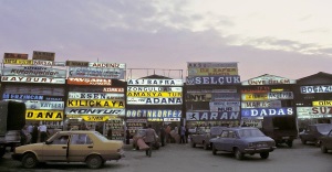 Topkapı Garajı'nda Zonguldak Güven - Zamanında dünyanın en kaotik yerlerinden biri olan Topkapı Garajı'nda Güven yazıhanesi. Ortalara doğru, As Bafra'nın hemen altında.