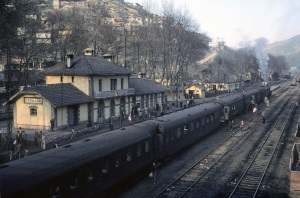 Çatalağzı 1977 - Buharlı lokomotifi, taş binadan istasyonu ve tepedeki madenci evleriyle bizim zamanlarımızın Zonguldak'ından harika bir fotoğraf'