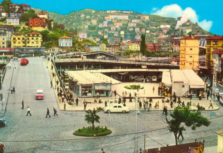 Favkani Köprüsü - Salaş görünümüne rağmen şehrin kalbinin attığı noktalardan biriydi. Gerçi kartpostal 1960'larda çekilmiş ama benim zamanlarımda da hemen hemen böyleydi.