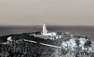 Uzun Mehmet Anıtı - Aynı konumdan yüzlerce kez bu anıta bakmışımdır. Fotoğrafı çeken her kimse, defne yapraklarını ve ıslak rüzgarı da almış.