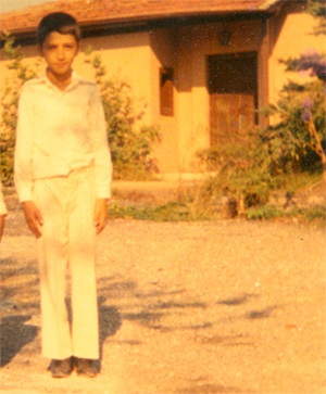 Veda Fotoğrafı - 1983 yazında bu resim çekilirken, bir yanda Deniz Kulübü'ne hayatımda ilk kez gelmenin sevinci, bir yanda da şehirde artık sayılı günlerimiz kalmış olmasının hüznü vardı.