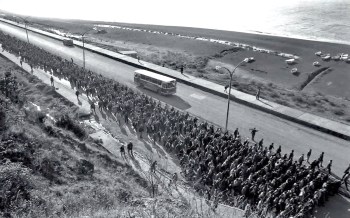 Büyük Madenci Yürüyüşü 1991 - Kozlu'dan şehir merkezine giden yürüyüş kıtaları. Aynı esnada, 80lerin başında hizmet vermeye başlayan Mercedes 302S'lerden biri de geçmekte. [fotoğraf: Birol Üzmez]