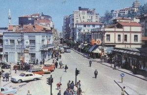 Aklımdaki Zonguldak - Resim her ne kadar 1971'de çekilmiş olsa da, aklımdaki Zonguldak aynen bu. Sağ köşede oyuncakçı Devran Amca'nın dükkanı, yolda tipik Zonguldak minibüsleri...