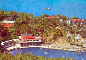 Deniz Kulübü, 1980 - Zonguldak'ın kuşkusuz en gözde mekanı ve benim için bir efsaneydi. Sadece bahçesinde gezip bir fotoğraf çektirmiştik.